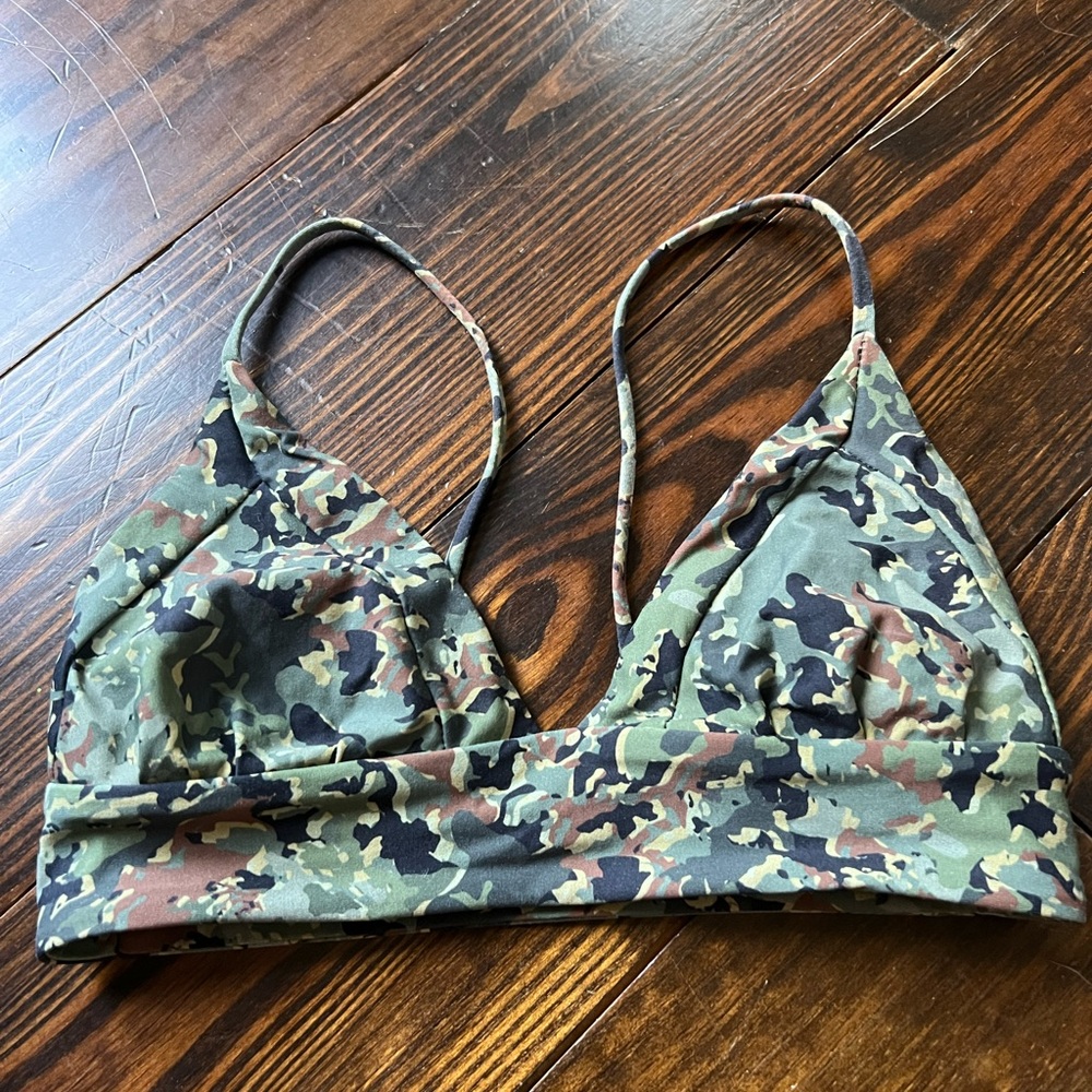 Boys and arrows camo swim top. Size S.